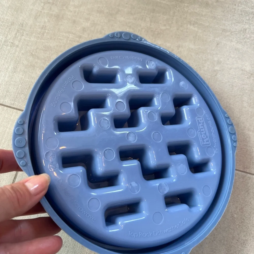 Like new! Slow feeder “puzzle” dog bowl - to help dogs that eat too quickly!🐶